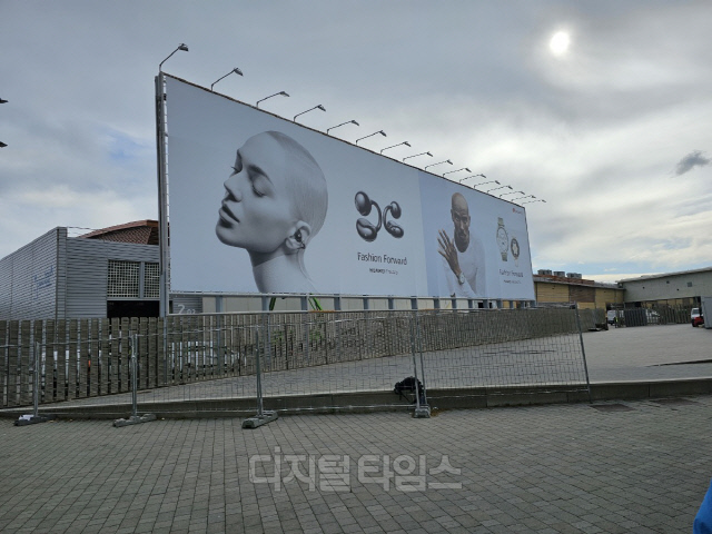 화웨이가 설치한 옥외광고판. 김영욱 기자